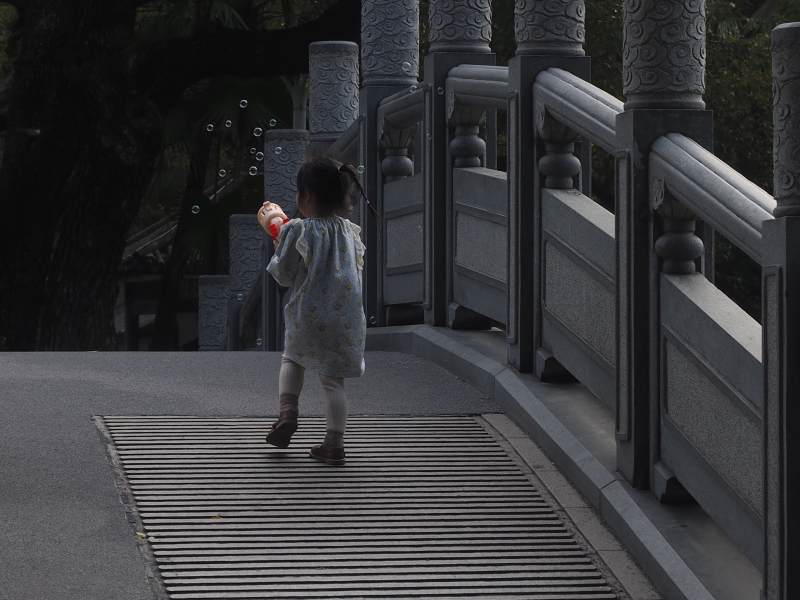 泡泡桥上的小女孩图片