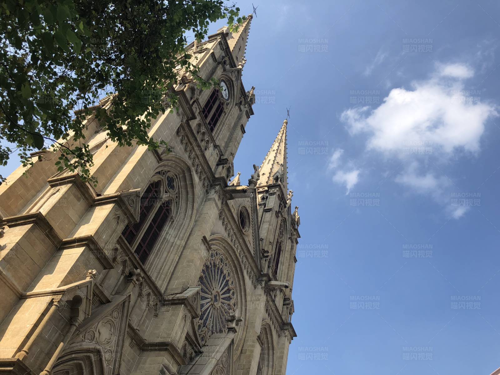 广州石室圣心教堂与蓝天图片