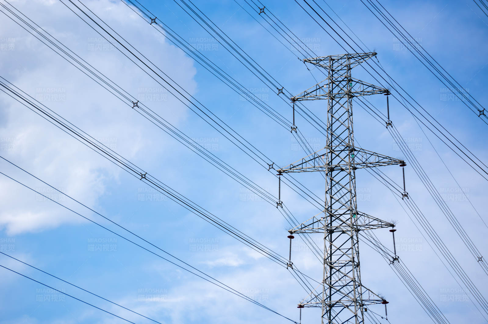 高压电线塔与蓝天图片