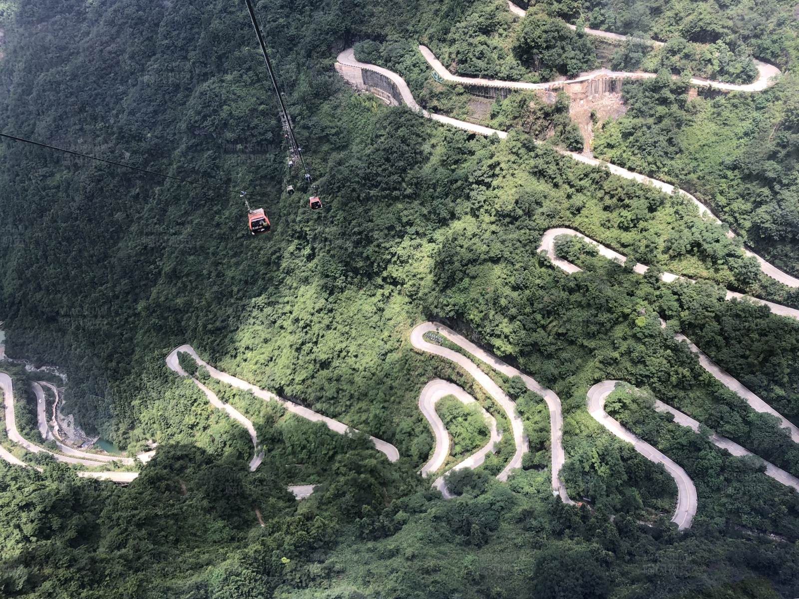 张家界蜿蜒公路与索道图片