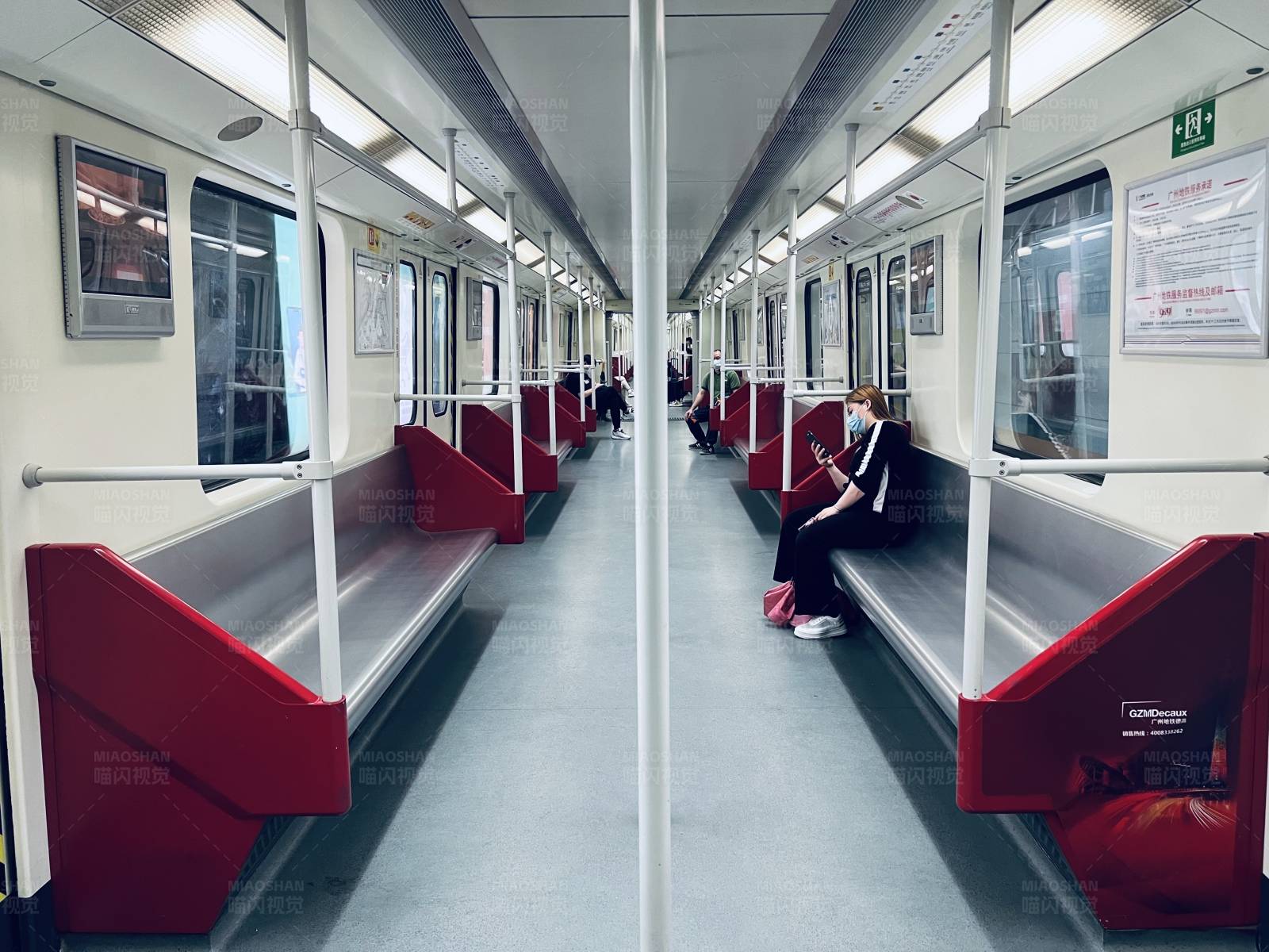 地铁车厢的宁静时光图片