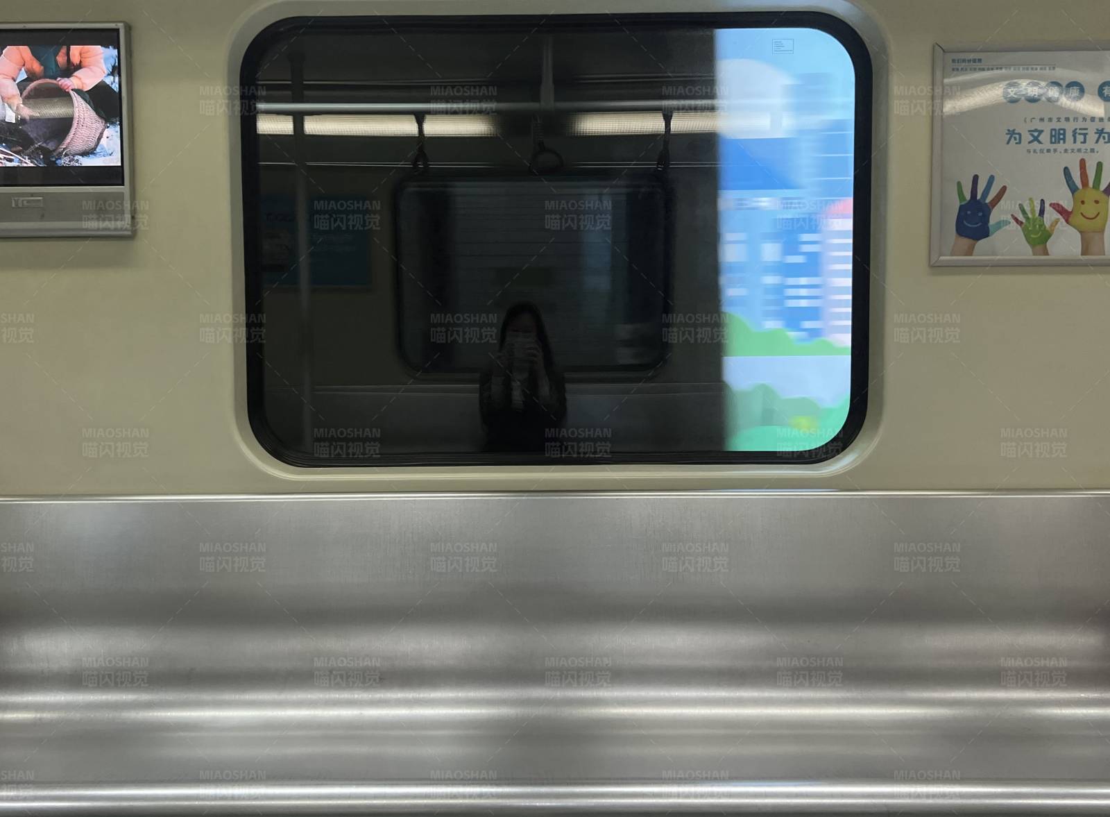 地铁车厢的瞬间图片
