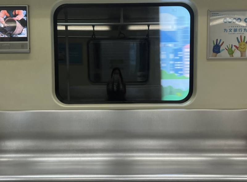 地铁车厢的瞬间图片