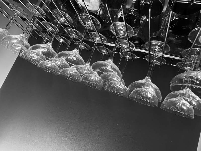 悬挂的酒杯图片