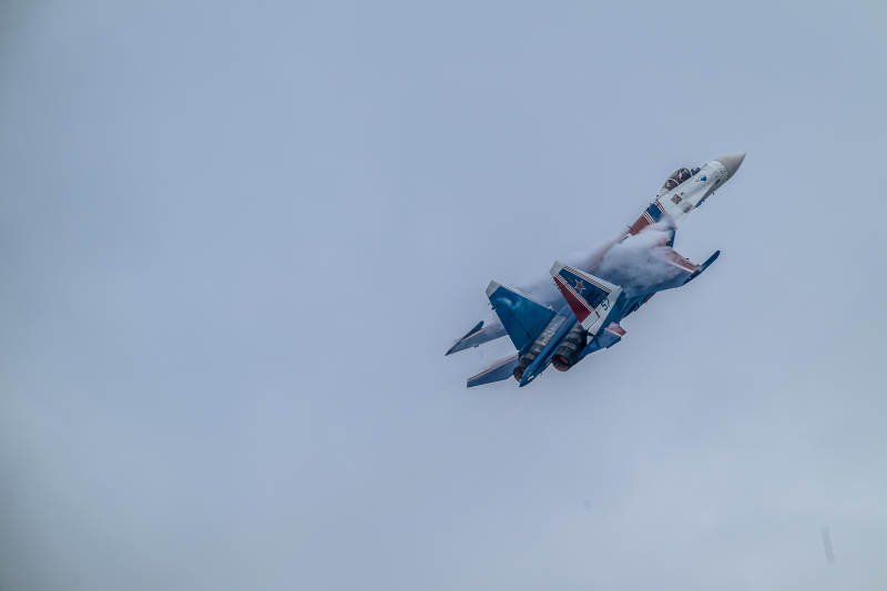 战斗机翱翔云间图片