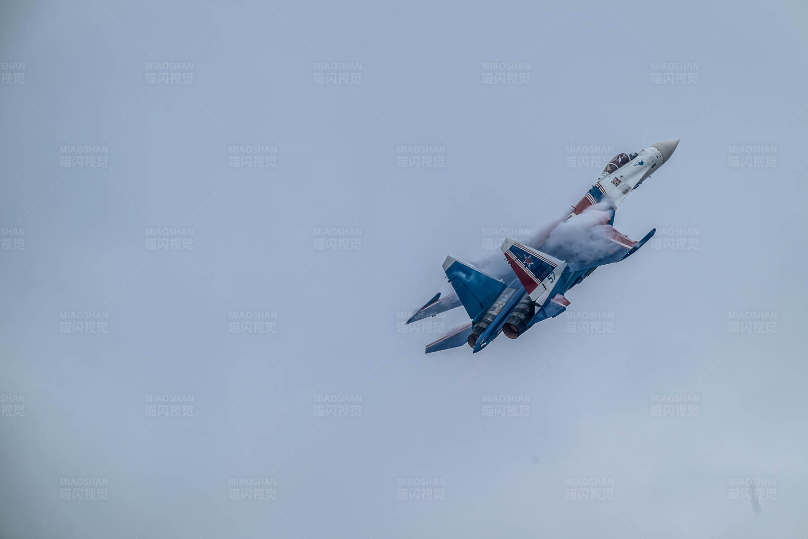 战斗机翱翔云间图片