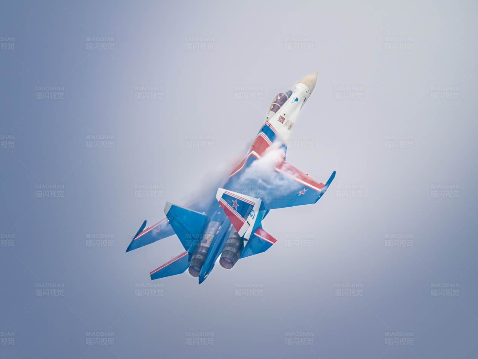 战斗机翱翔蓝天图片