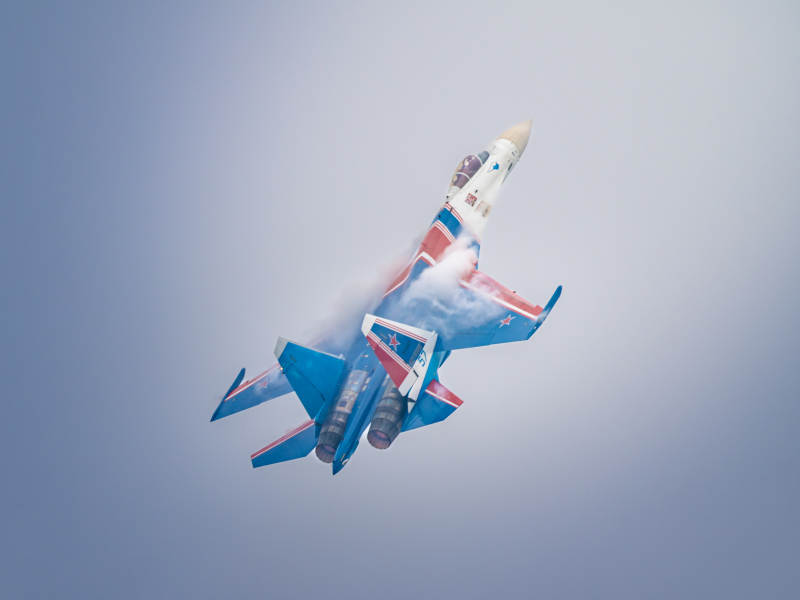 战斗机翱翔蓝天图片