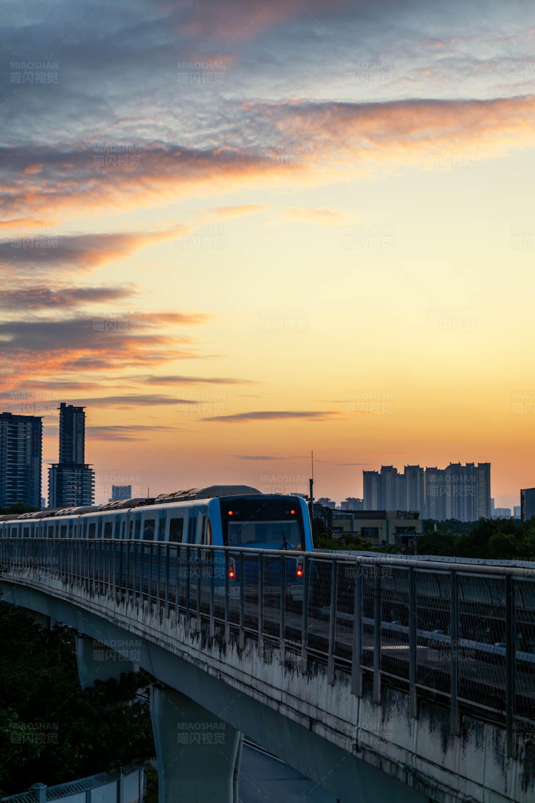 夕阳下的城市轻轨图片