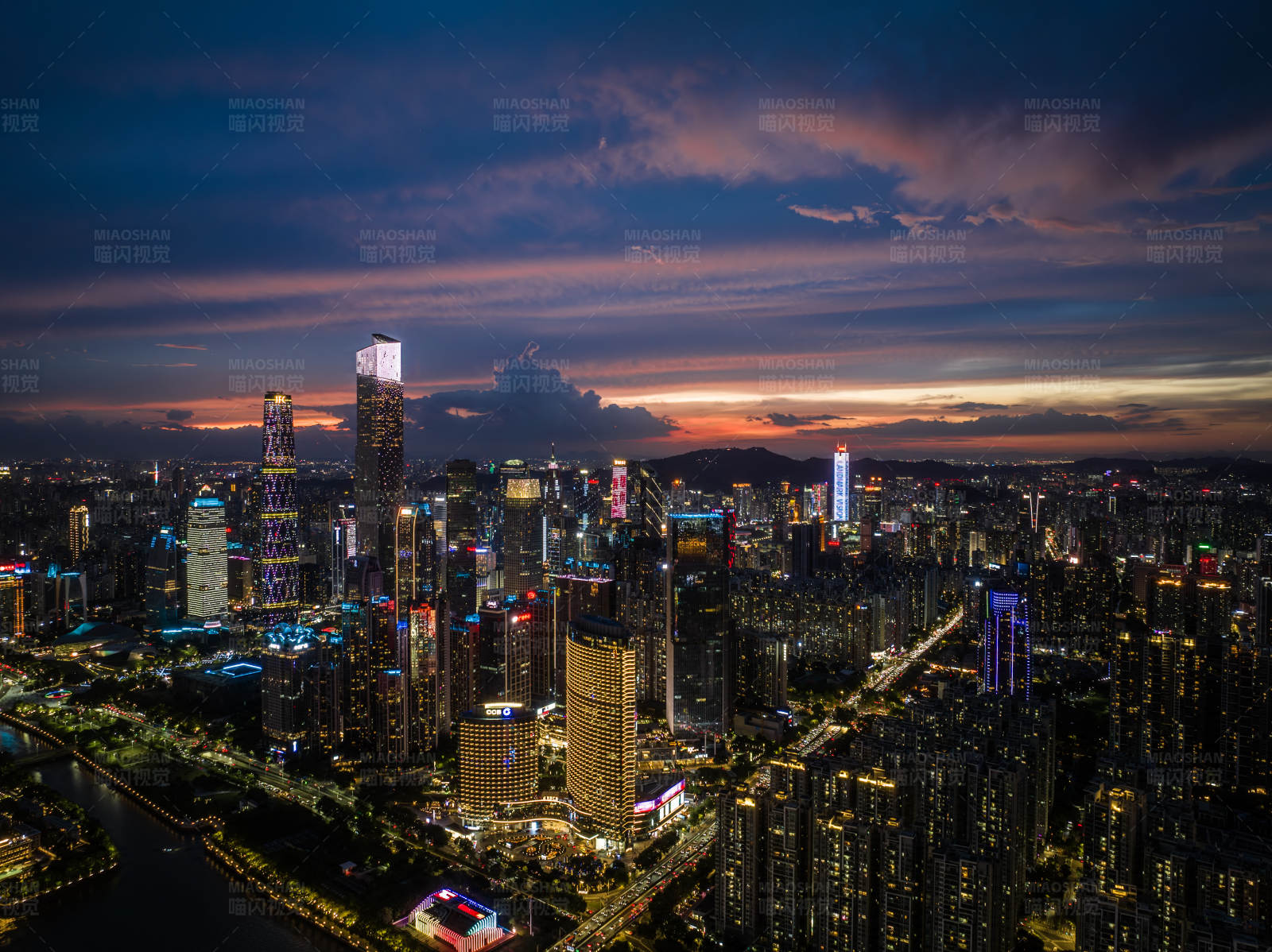 航拍暮光下的中国广东广州珠江新城图片