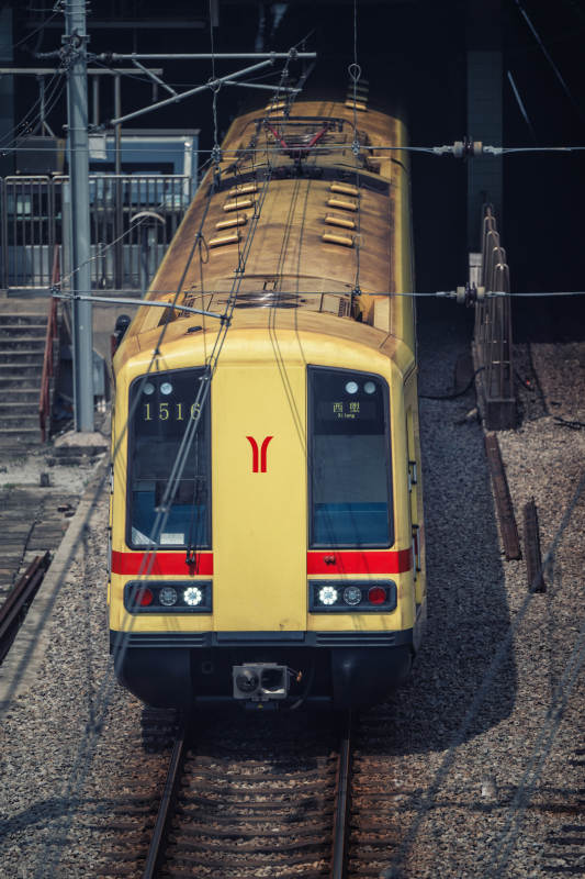 黄色列车进站瞬间图片