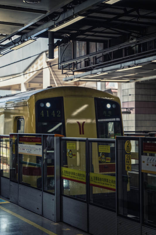 地铁站台黄色列车进站图片