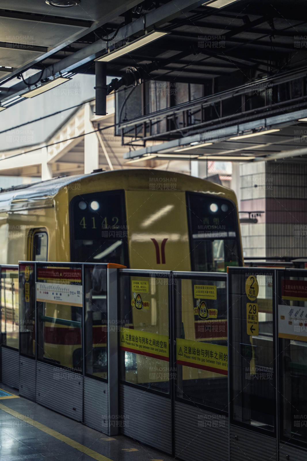 地铁站台黄色列车进站图片