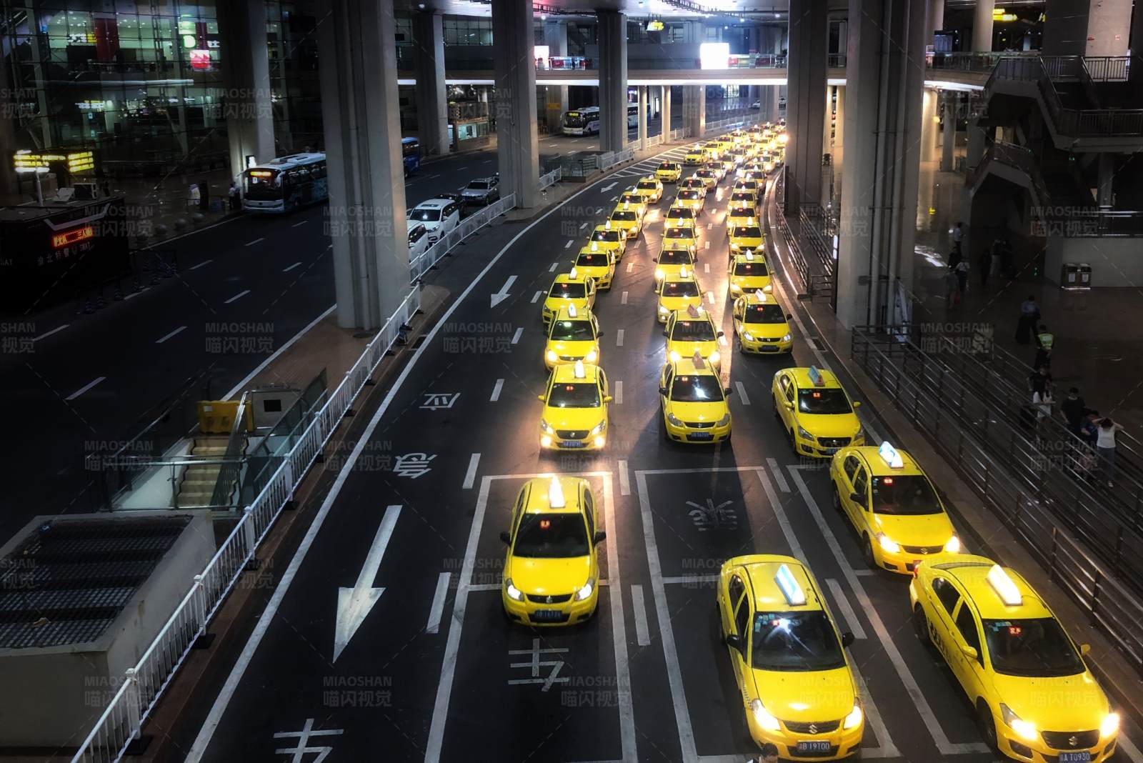 重庆江北机场夜间出租车队列图片