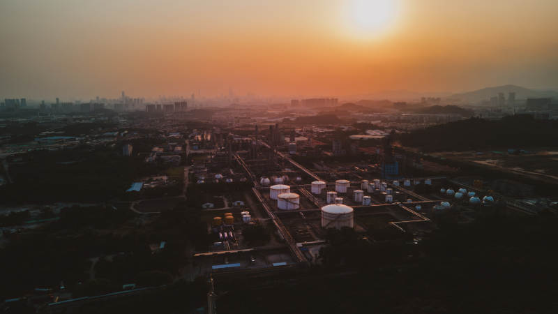 夕阳下的城市与工业区图片