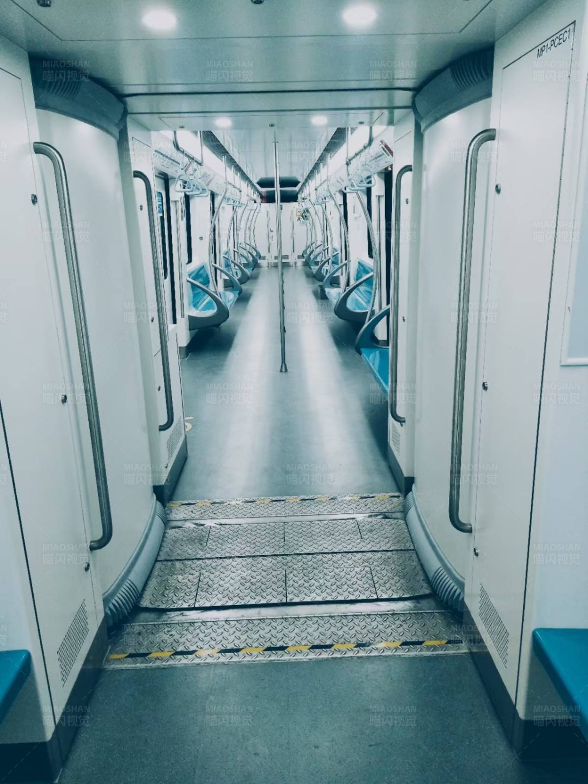 地铁车厢的宁静时光图片