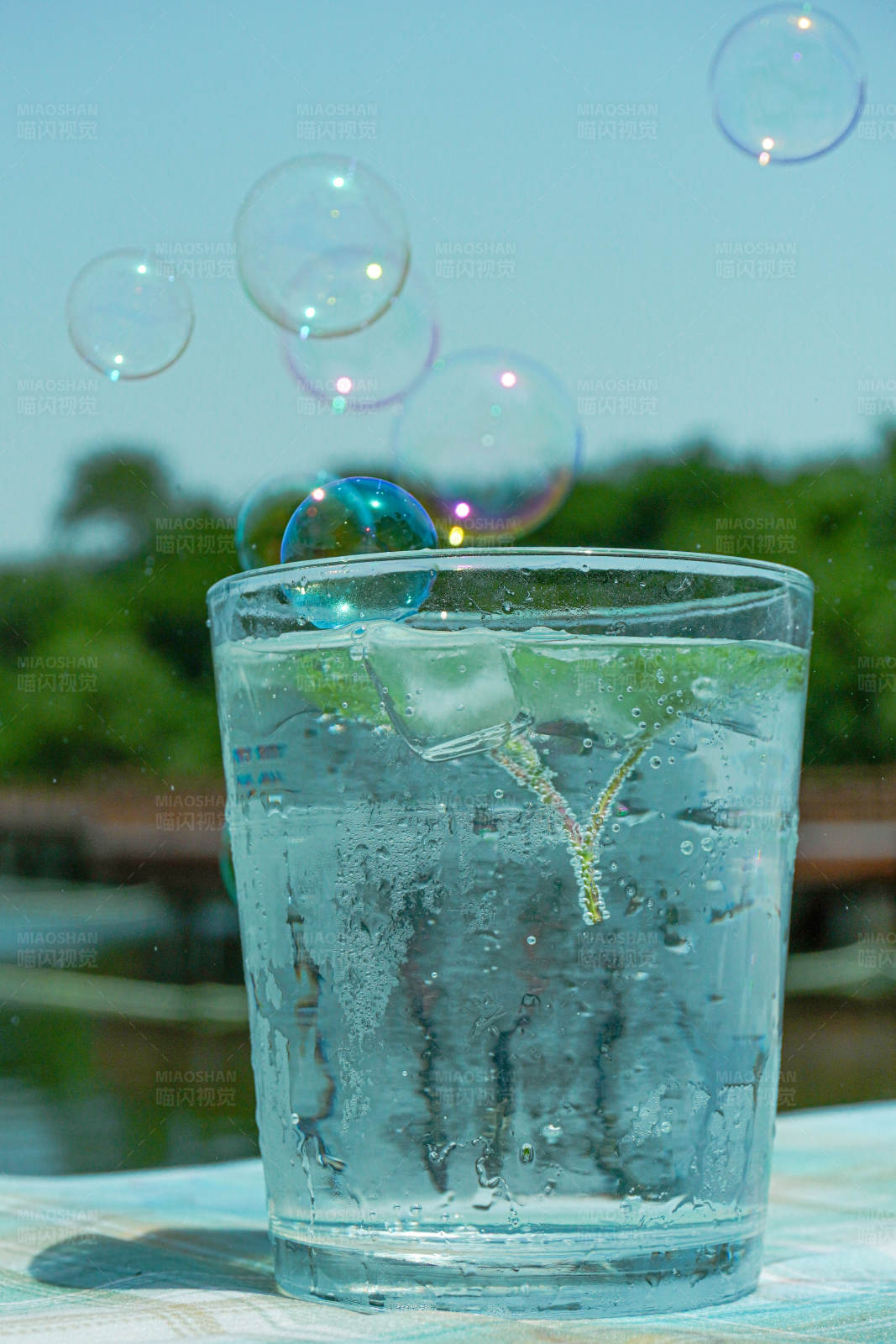 冰爽夏日泡泡水图片