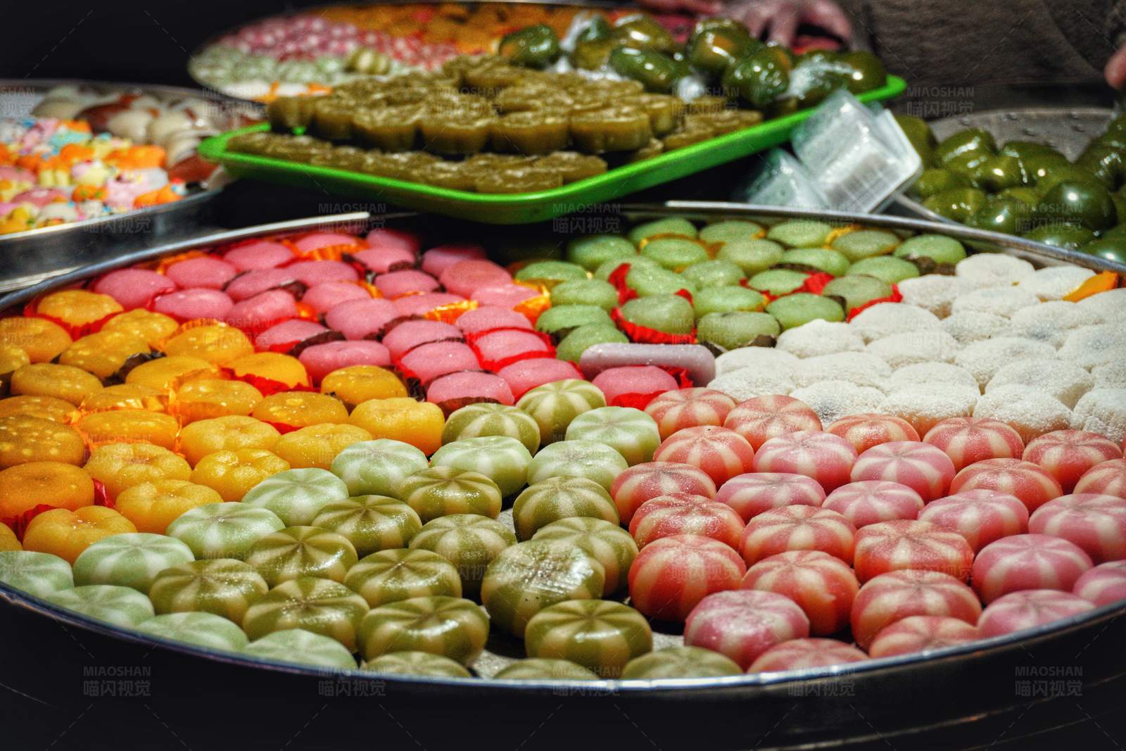 五彩斑斓的甜点展示图片