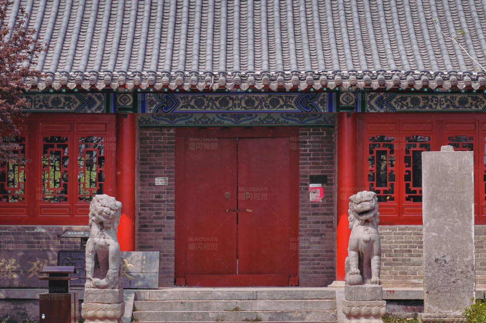 古建筑前的石狮子图片