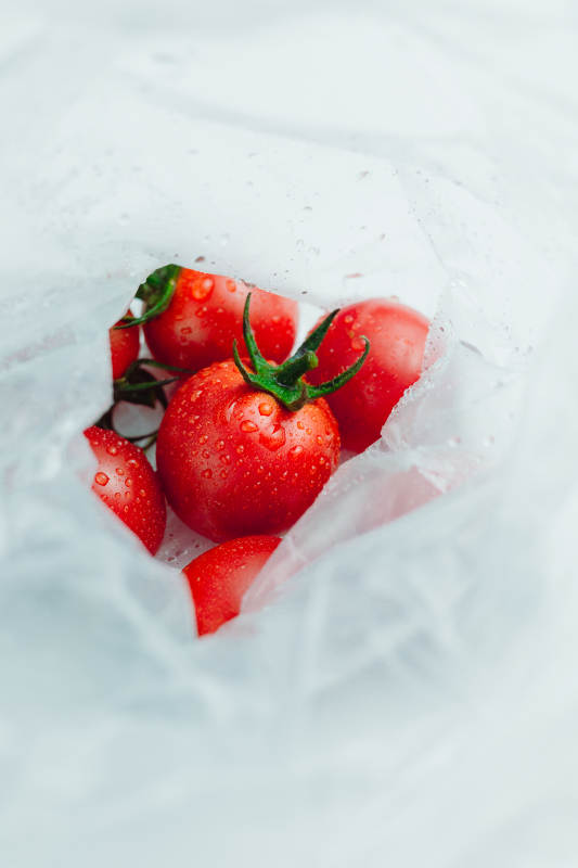 塑料袋里的新鲜番茄图片