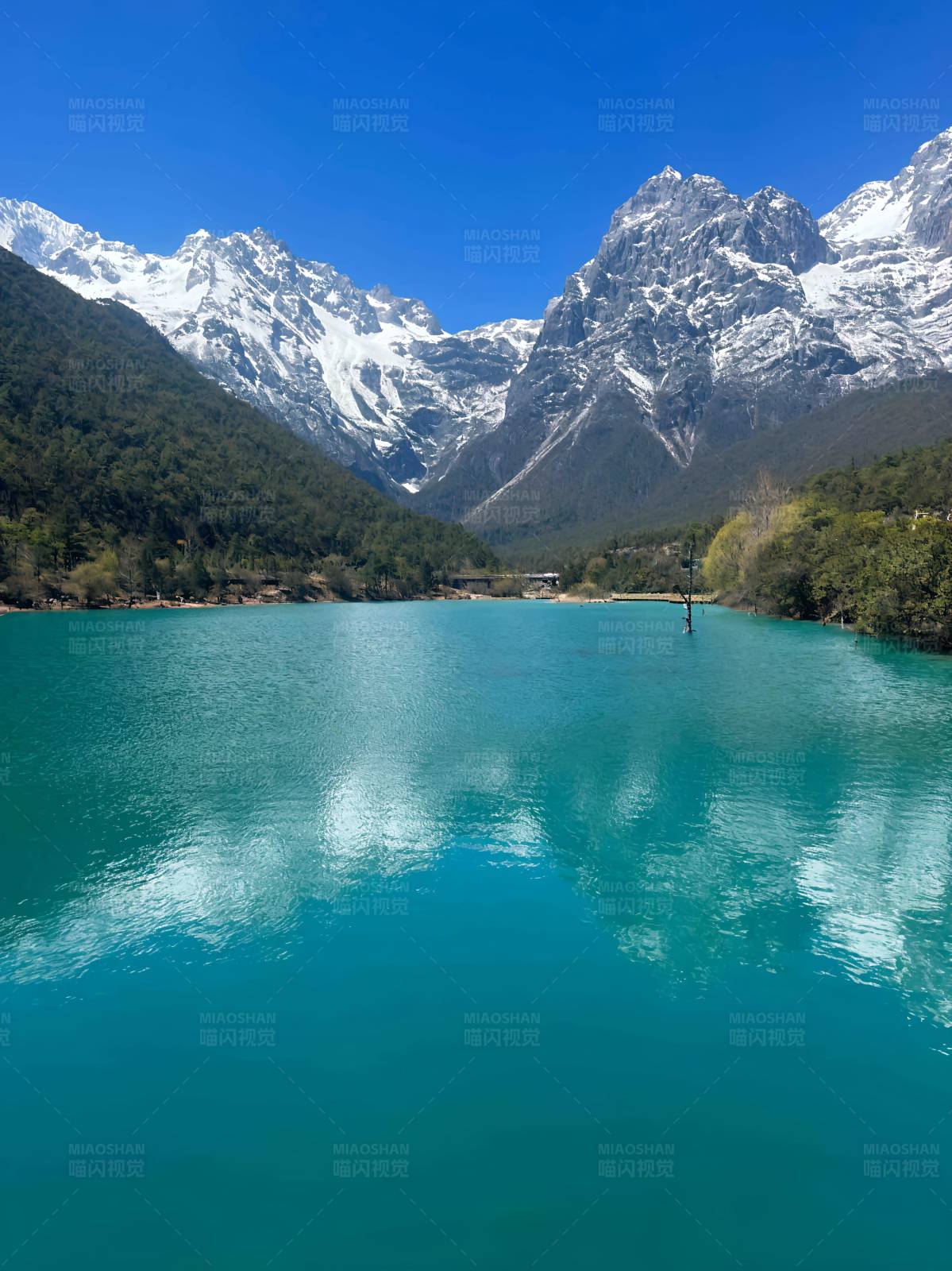 丽江玉龙雪山蓝月谷图片