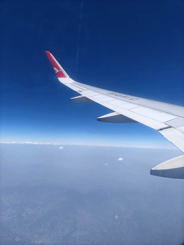 云端之上 飞行的翅膀图片