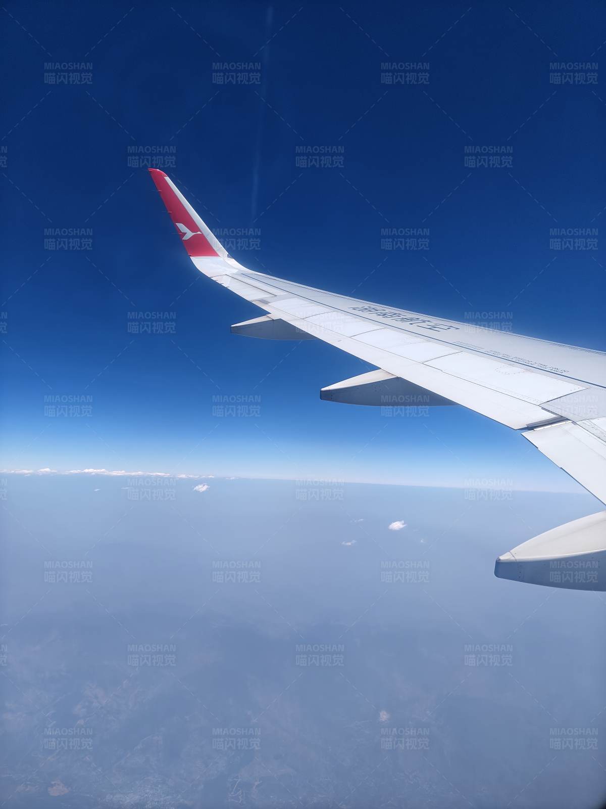 云端之上 飞行的翅膀图片