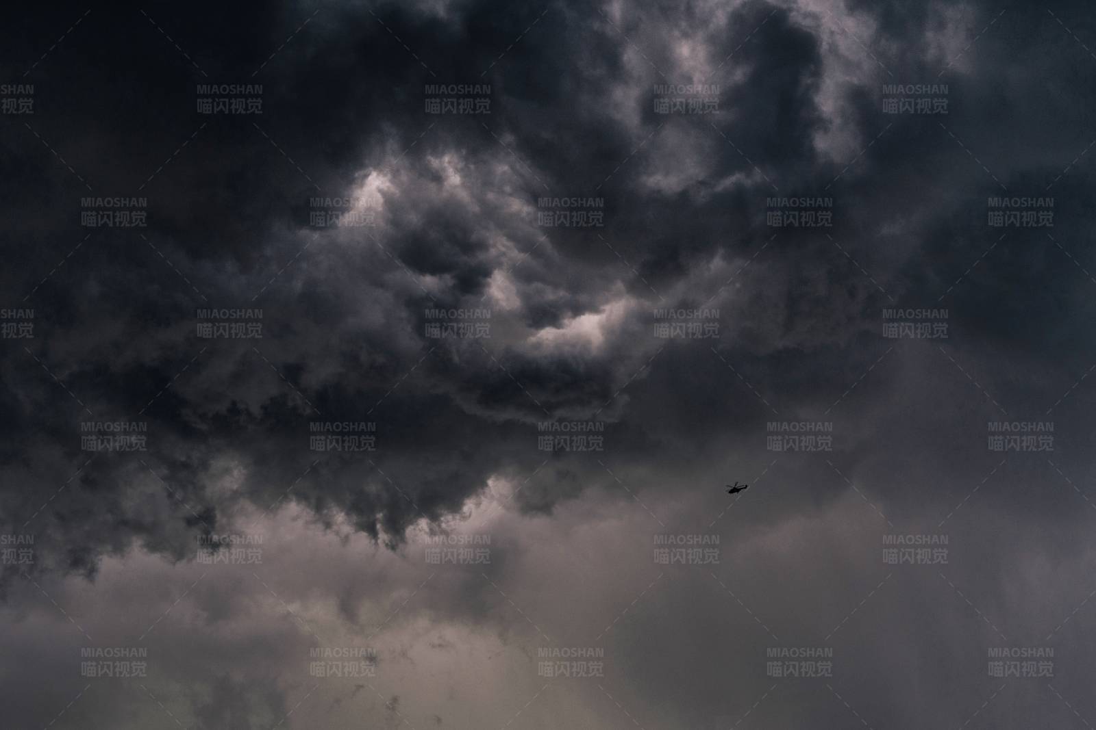 乌云密布 风雨欲来图片