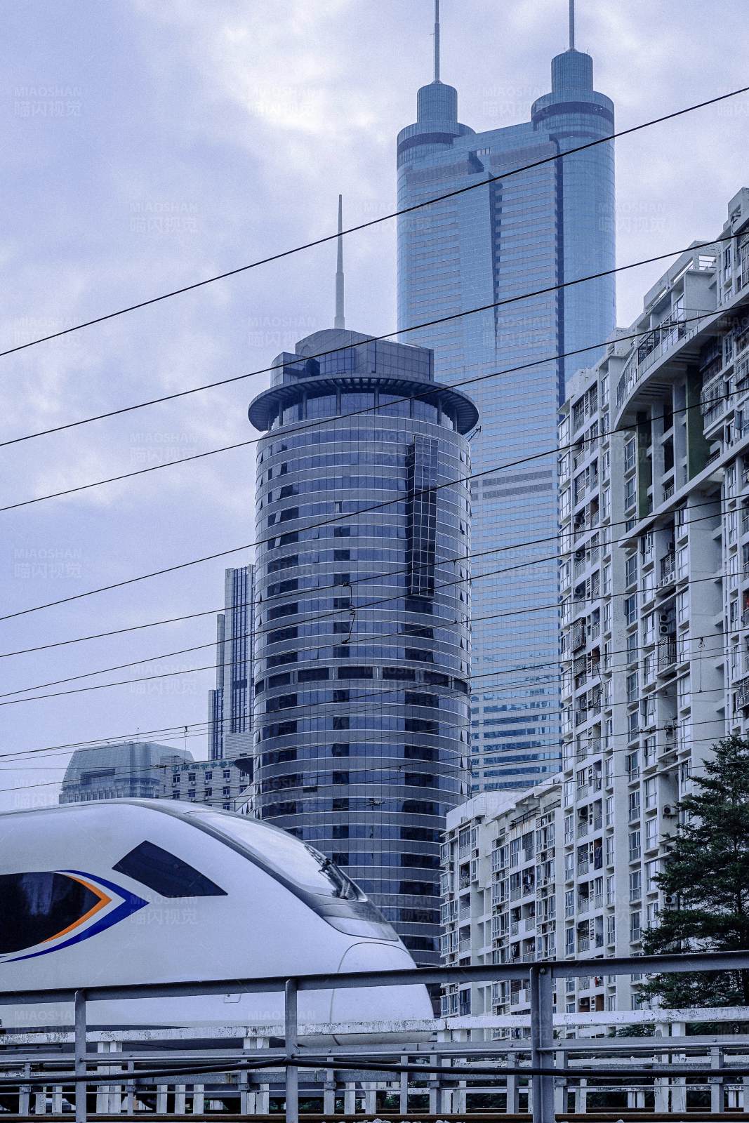 高铁穿行于城市之间图片