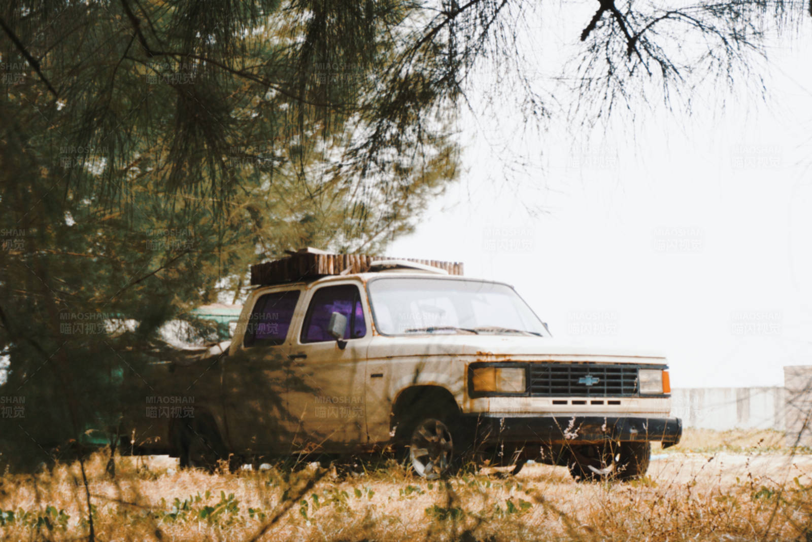 荒野上的老旧卡车图片