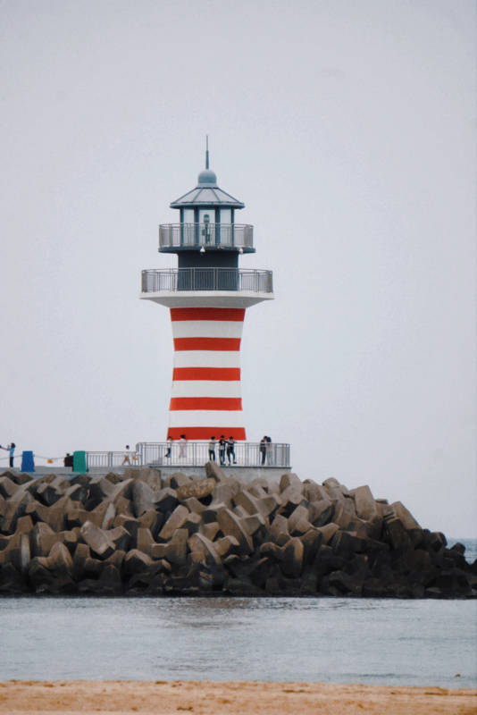 陵水海边的红白灯塔图片