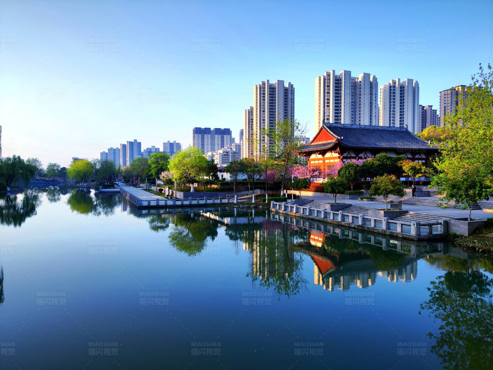 湖畔古建筑与现代城市图片