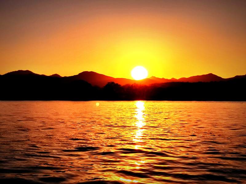 湖面夕阳映山影图片