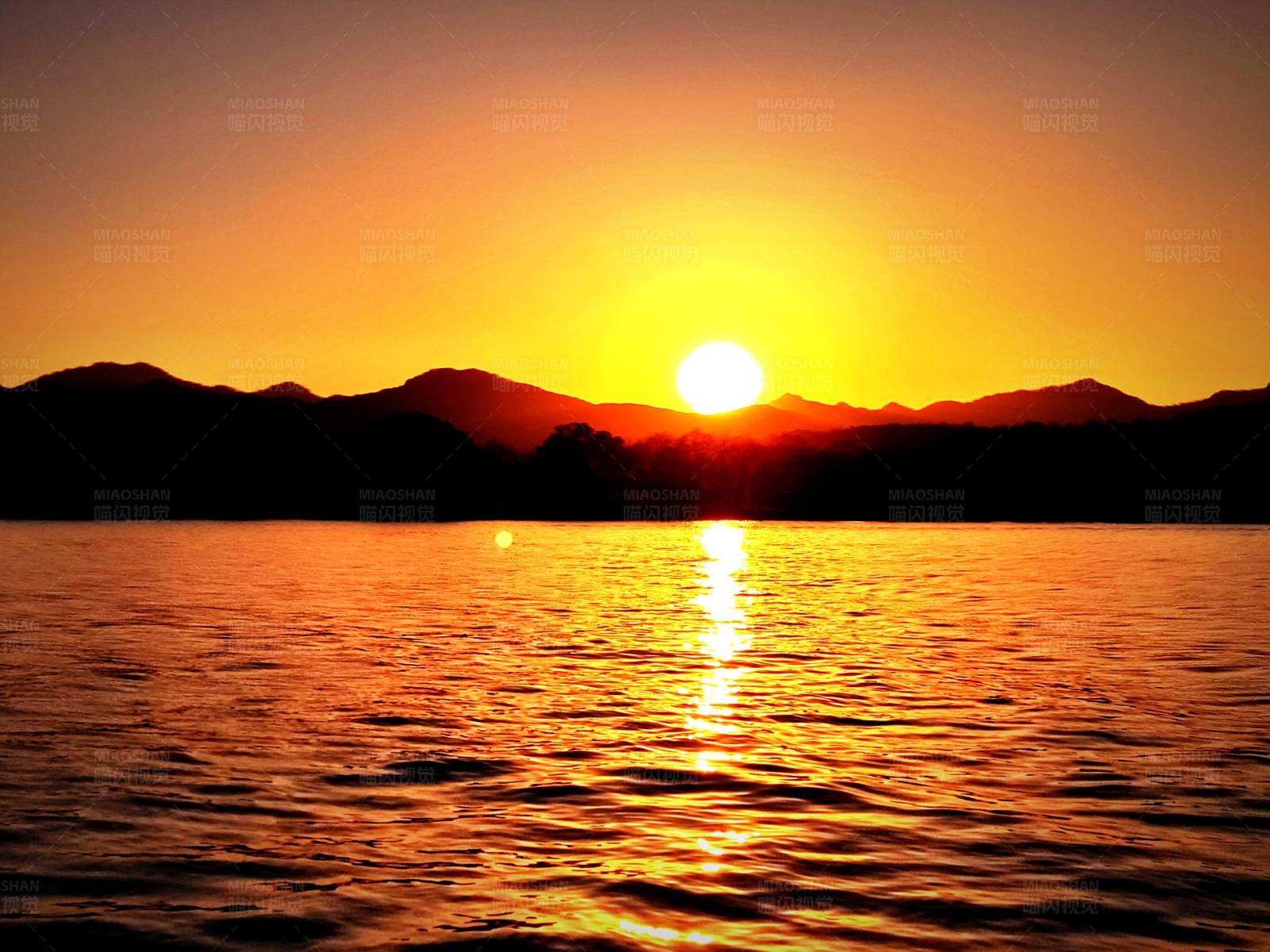 湖面夕阳映山影图片