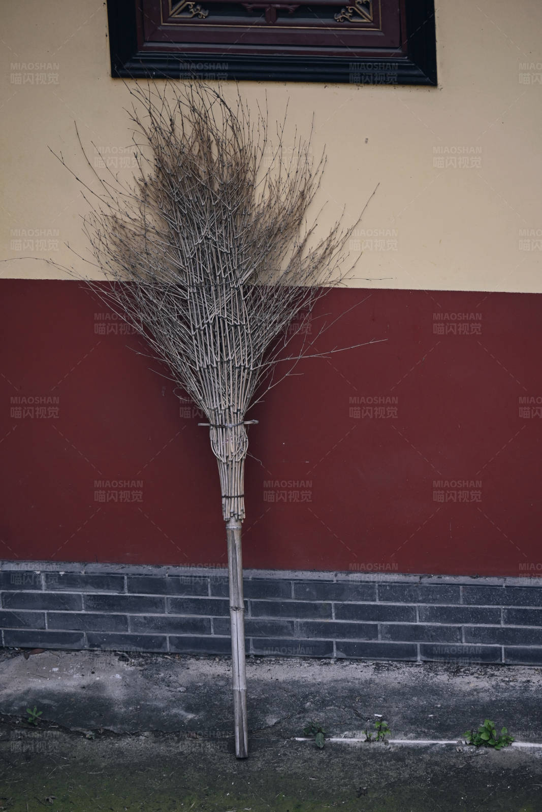 古老的扫帚靠墙立图片