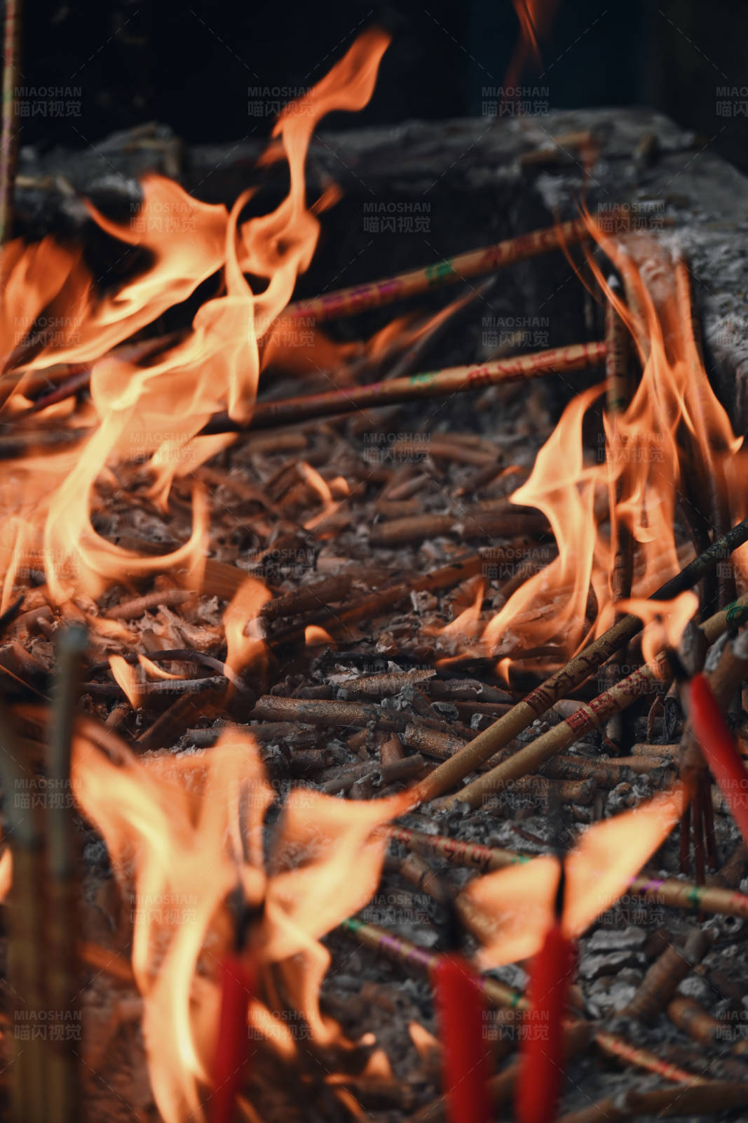 火焰中的香烛图片