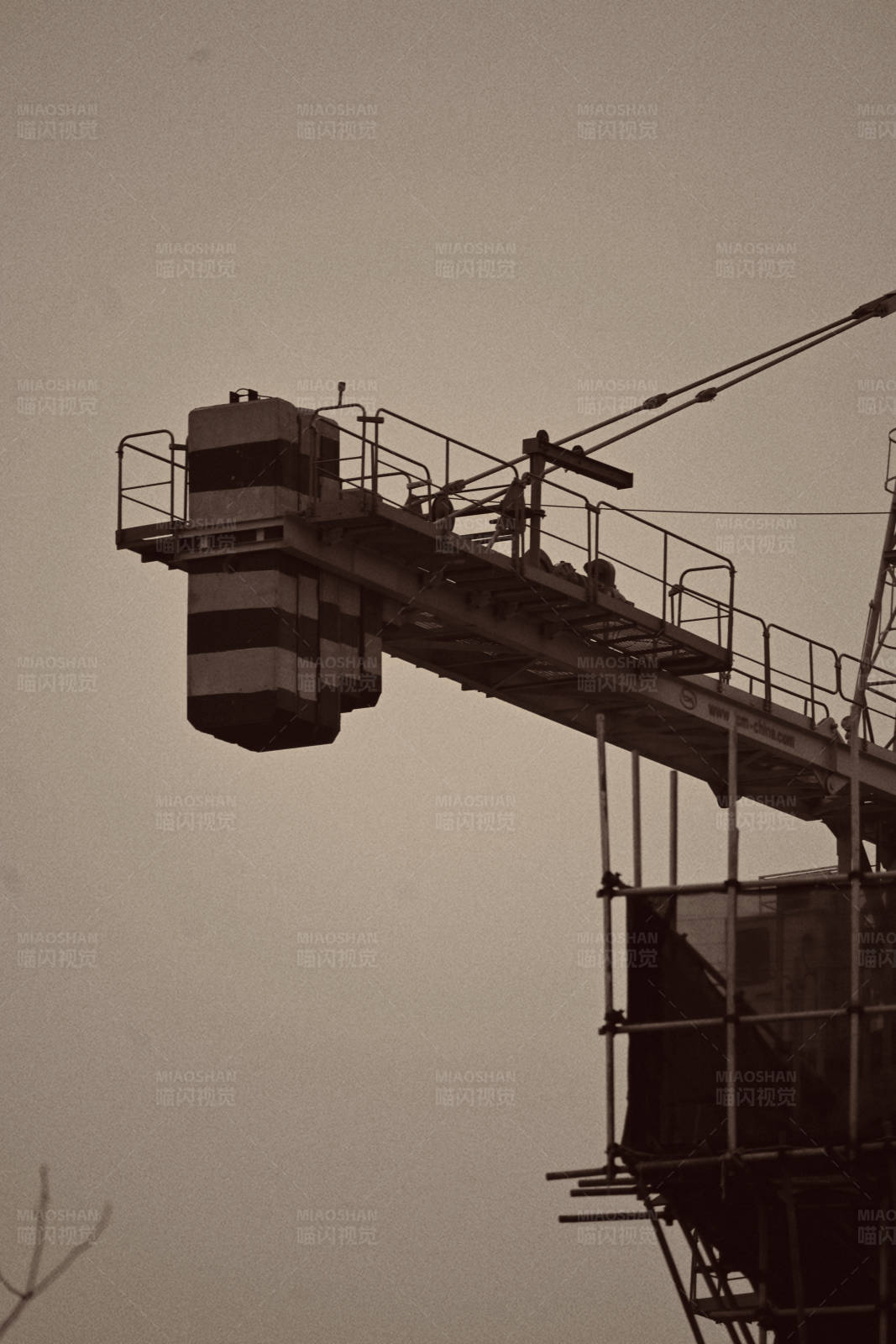 黄昏工地起重机剪影图片