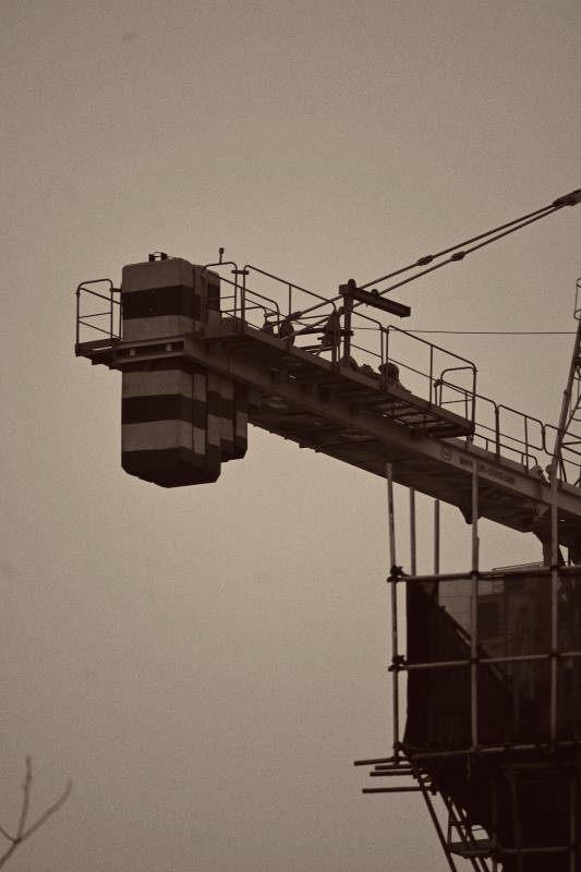 黄昏工地起重机剪影图片