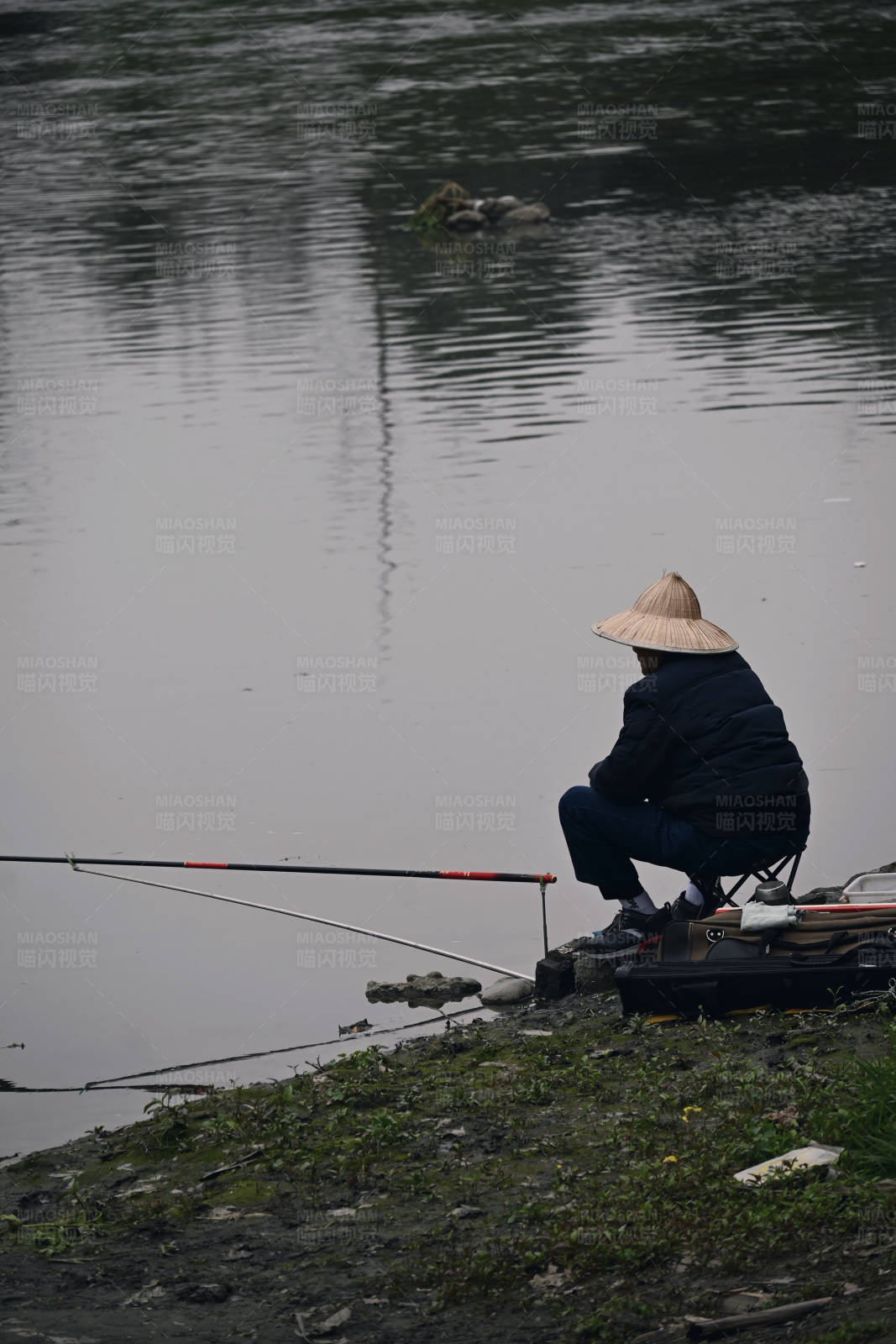 湖边垂钓图片