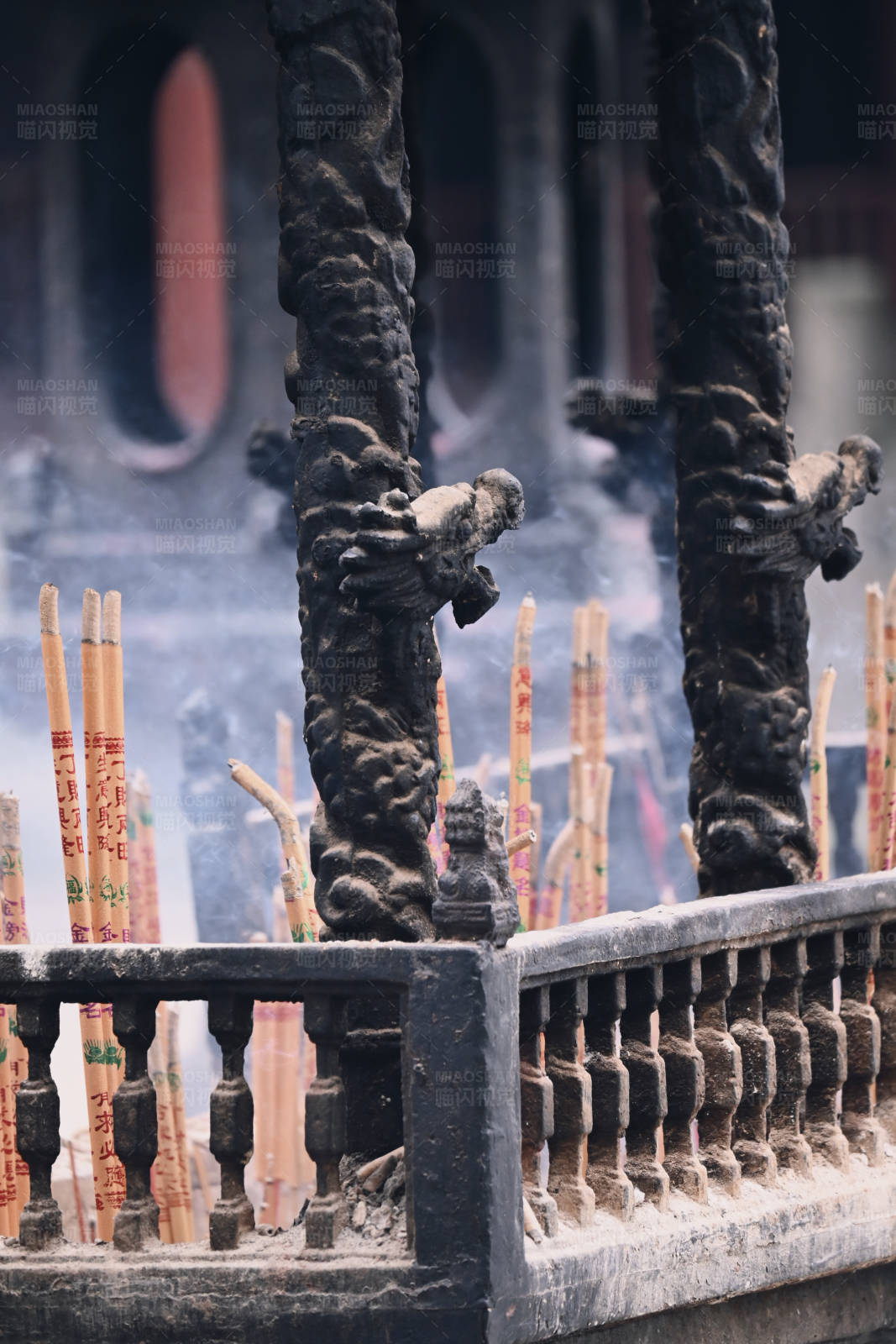 寺庙香火鼎盛图片