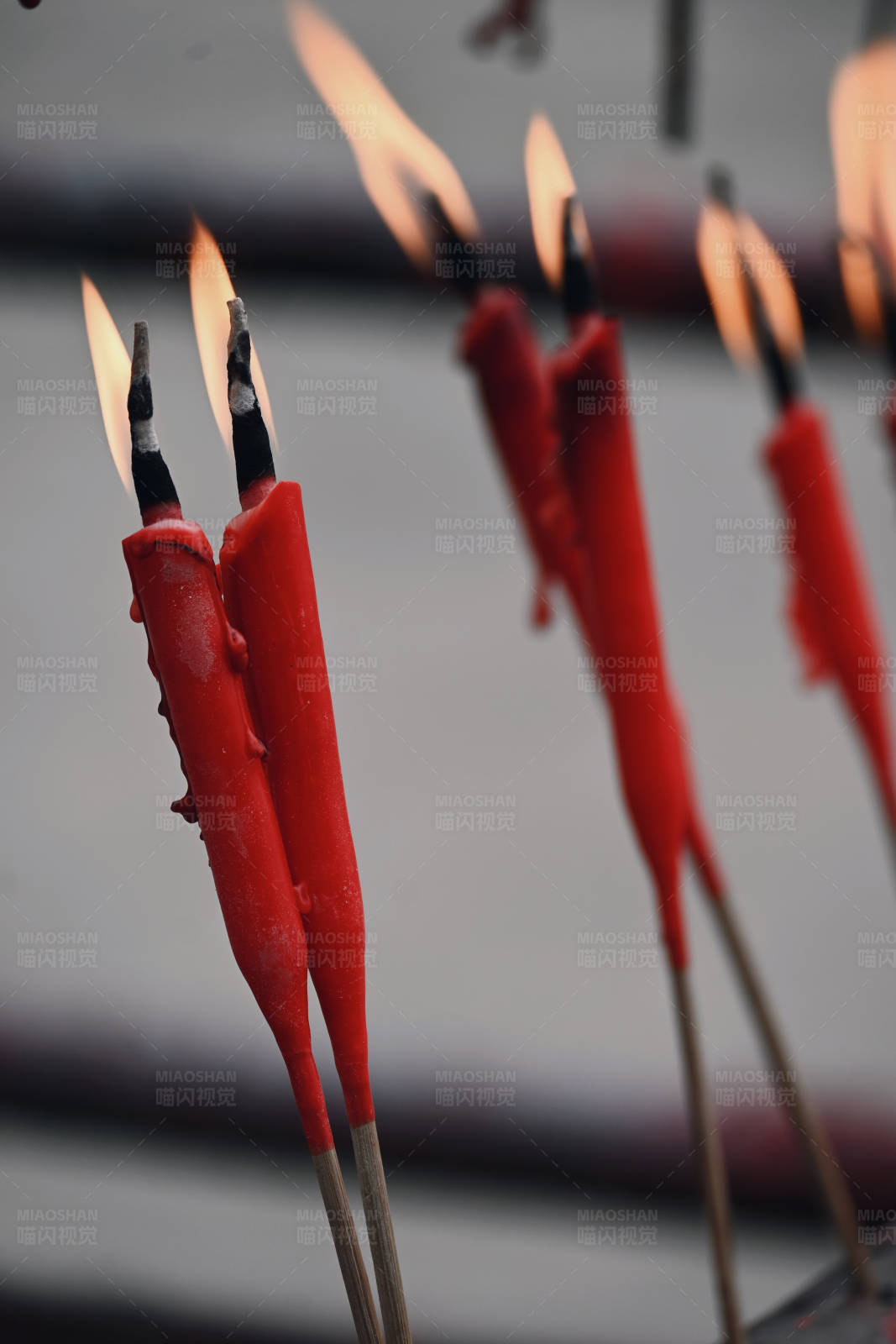 燃烧的红色蜡烛图片