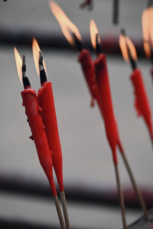 燃烧的红色蜡烛图片