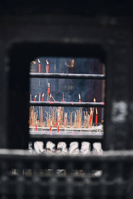 寺庙香火透过栅栏图片