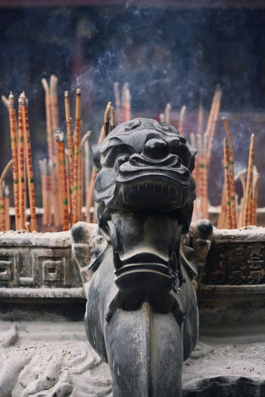 寺庙石狮与香火图片