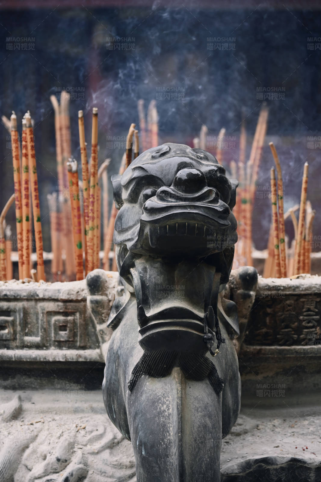寺庙石狮与香火图片