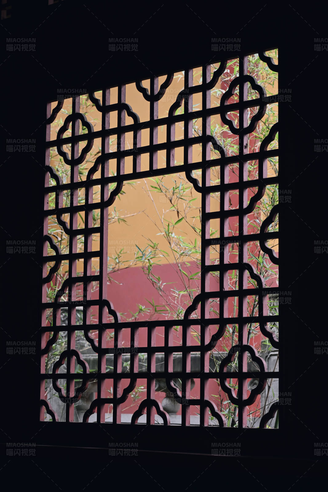 窗棂外的竹影图片