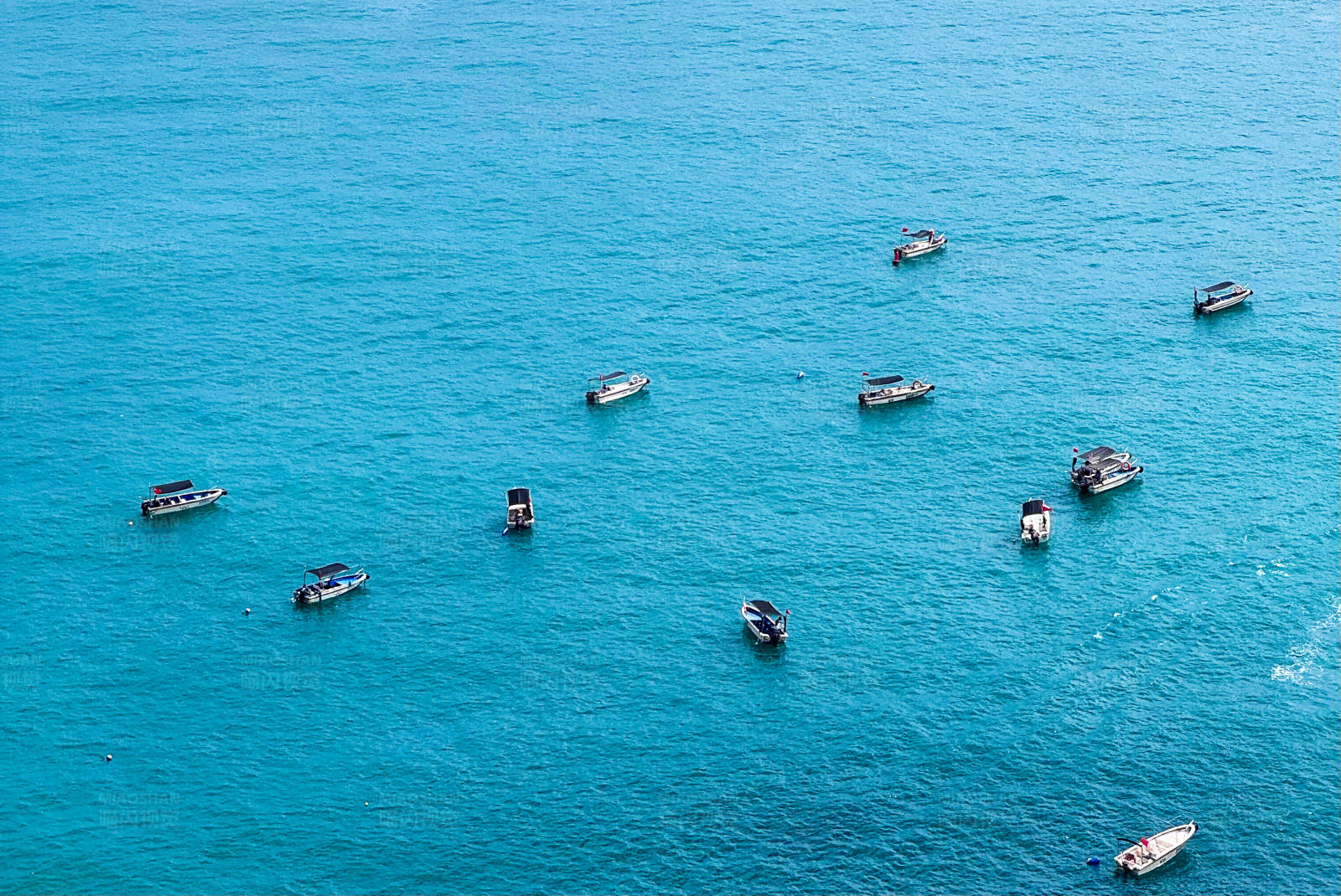 海上小船散落分布图片