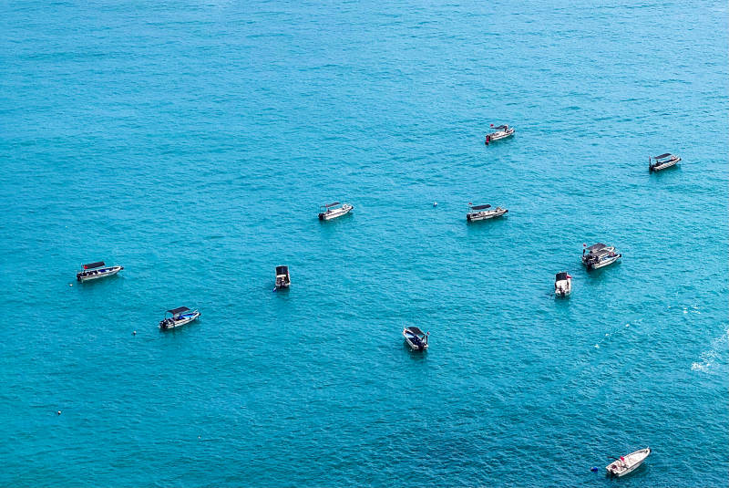 海上小船散落分布图片