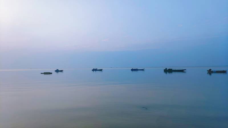 海上晨曦静谧渔船图片