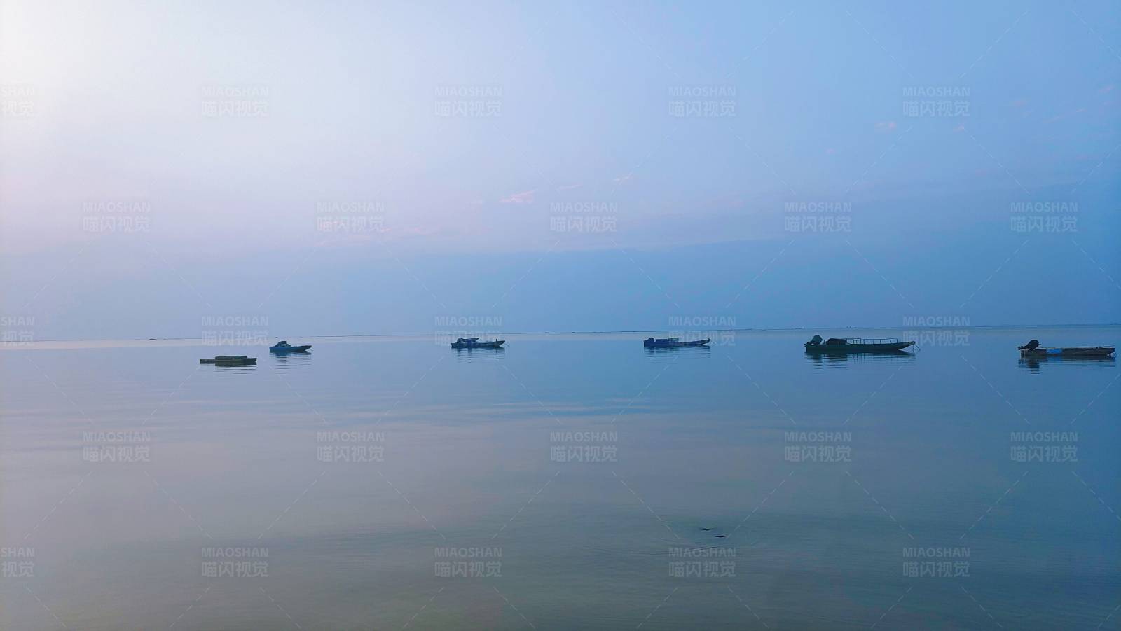 海上晨曦静谧渔船图片